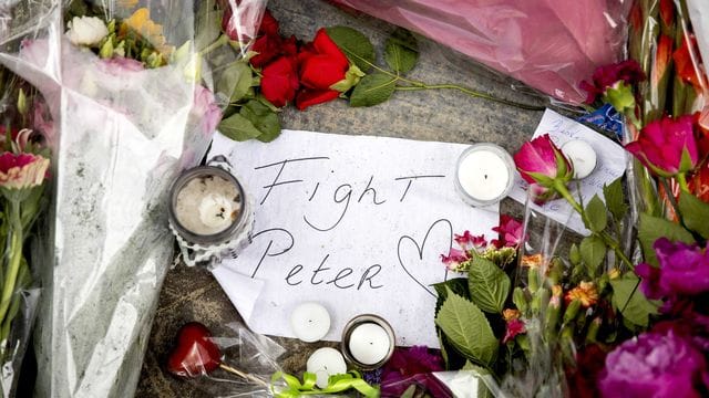 Blumen, Kerzen und eine Botschaft mit "Fight Peter" am Tatort in Amsterdam. Blumen, Kerzen und eine Botschaft mit "Fight Peter" am Tatort in Amsterdam.
