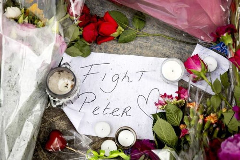 Blumen, Kerzen und eine Botschaft mit "Fight Peter" am Tatort in Amsterdam.