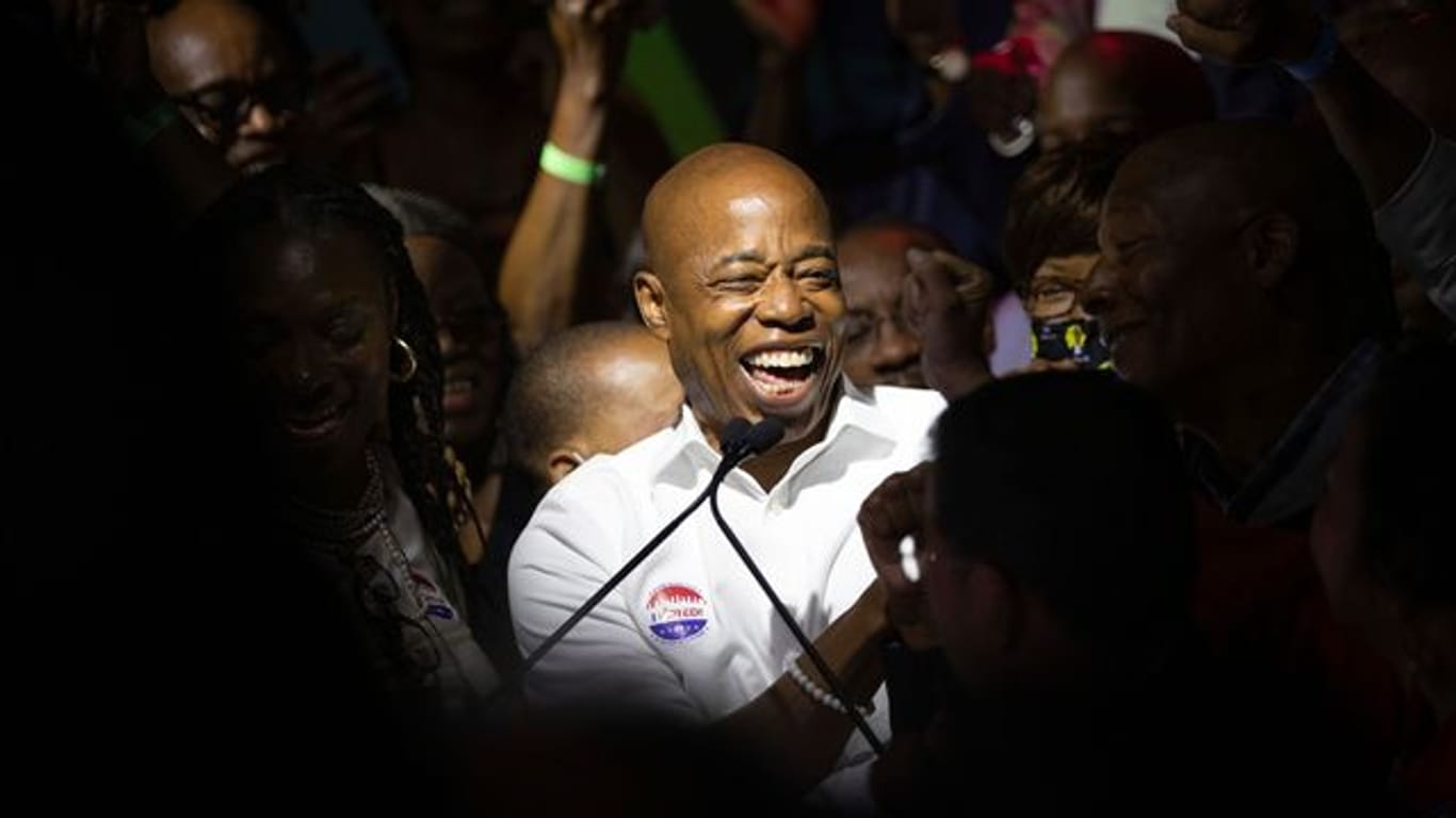 Eric Adams, Stadtteilpräsident von Brooklyn, freut sich bei einer Wahlparty mit seinen Anhängern.