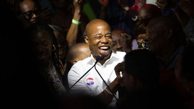 Eric Adams, Stadtteilpräsident von Brooklyn, freut sich bei einer Wahlparty mit seinen Anhängern. Eric Adams, Stadtteilpräsident von Brooklyn, freut sich bei einer Wahlparty mit seinen Anhängern.