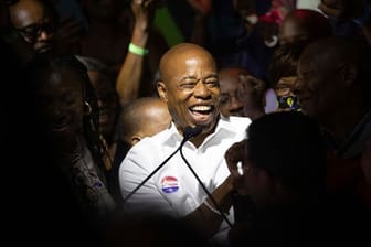 Eric Adams, Stadtteilpräsident von Brooklyn, freut sich bei einer Wahlparty mit seinen Anhängern.