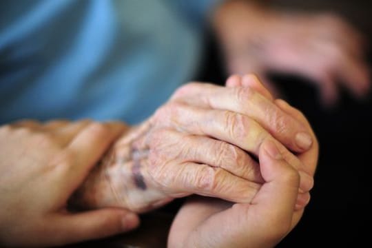 Die Pflege im Heim wird für Pflegebedürftige immer teurer.