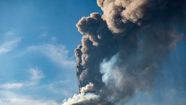 Eine Aschewolke ist während eines Ausbruchs des Ätna, dem größtem aktiven Vulkan in Europa, zu sehen. Eine Aschewolke ist während eines Ausbruchs des Ätna, dem größtem aktiven Vulkan in Europa, zu sehen.