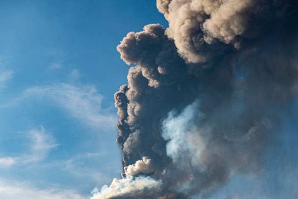 Eine Aschewolke ist während eines Ausbruchs des Ätna, dem größtem aktiven Vulkan in Europa, zu sehen.