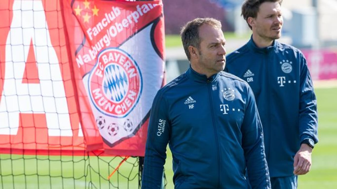 Trainer Hansi Flick (l) und Co-Trainer Danny Röhl während einer Übungseinheit des FC Bayerns.
