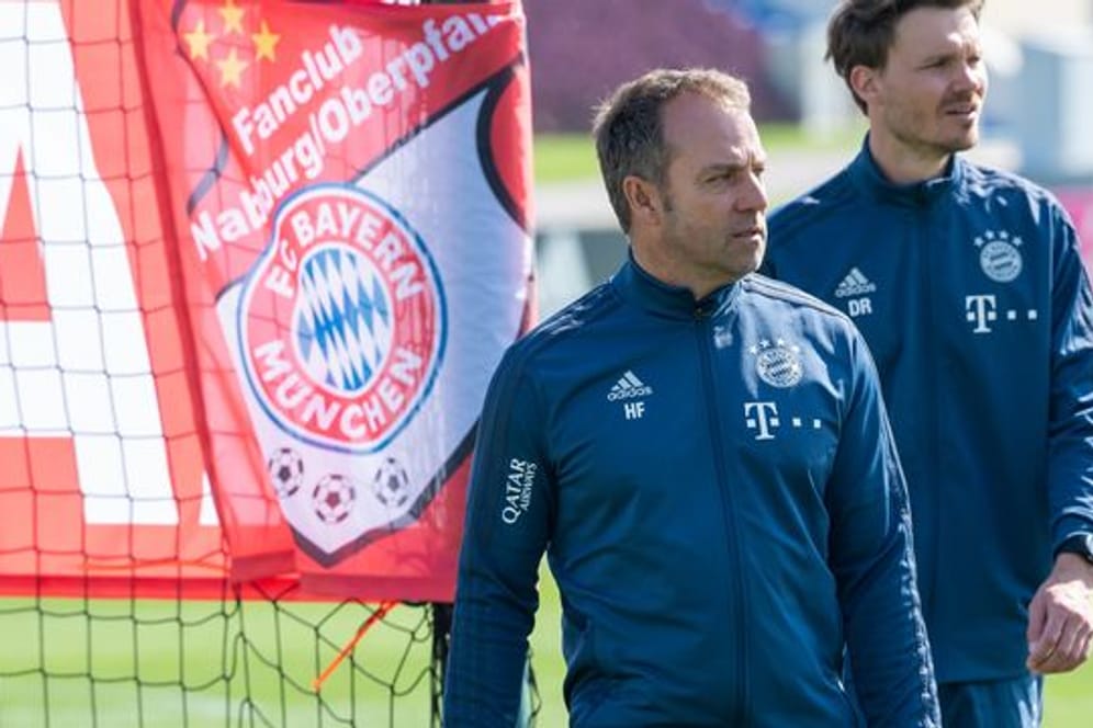 Trainer Hansi Flick (l) und Co-Trainer Danny Röhl während einer Übungseinheit des FC Bayerns.