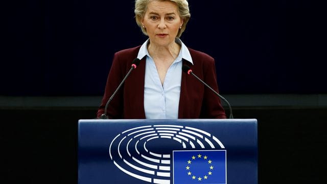EU-Kommissionspräsidentin Ursula von der Leyen spricht im Europäischen Parlament. EU-Kommissionspräsidentin Ursula von der Leyen spricht im Europäischen Parlament.