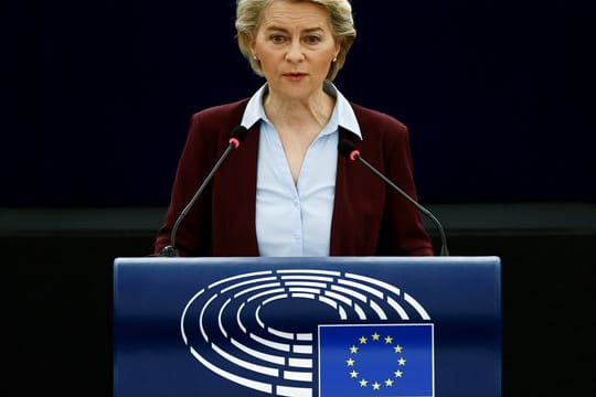 EU-Kommissionspräsidentin Ursula von der Leyen spricht im Europäischen Parlament.