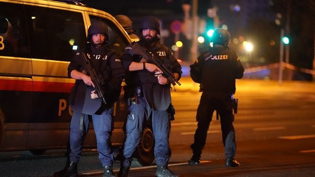 Einsatzkräfte der Polizei nach dem Terroranschlag in der Wiener Innenstadt. Einsatzkräfte der Polizei nach dem Terroranschlag in der Wiener Innenstadt.