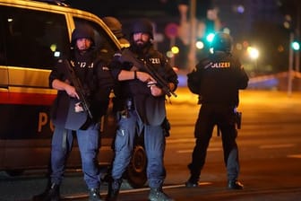Einsatzkräfte der Polizei nach dem Terroranschlag in der Wiener Innenstadt.