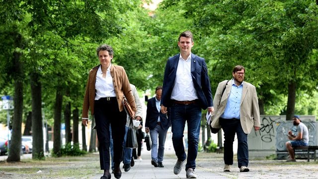 Die Partei- und Fraktionschefin Lydia Hüskens (l) und deren Co-Parteichef Marcus Faber (m/ beide FDP) mit ihrem Sondierungsteam. Die Partei- und Fraktionschefin Lydia Hüskens (l) und deren Co-Parteichef Marcus Faber (m/ beide FDP) mit ihrem Sondierungsteam.
