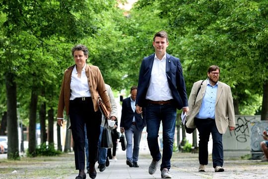 Die Partei- und Fraktionschefin Lydia Hüskens (l) und deren Co-Parteichef Marcus Faber (m/ beide FDP) mit ihrem Sondierungsteam.