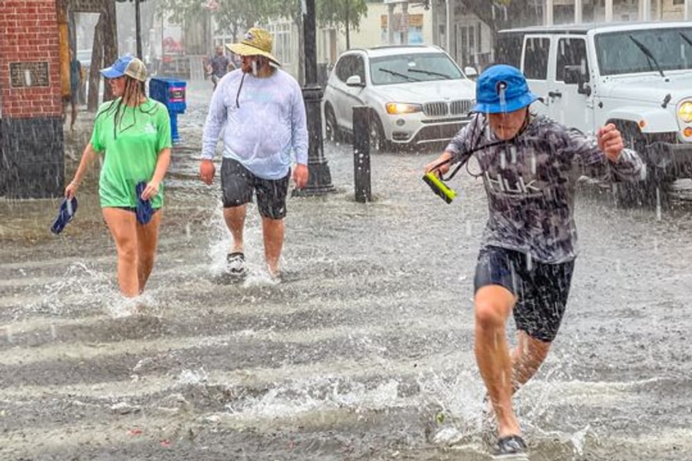 Fußgänger waten durch das Hochwasser in Key West in Florida.