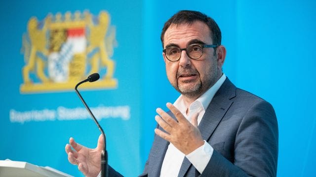 Bayerns Gesundheitsminister Klaus Holetschek (CSU) fordert die Stiko zum Handeln auf. Bayerns Gesundheitsminister Klaus Holetschek (CSU) fordert die Stiko zum Handeln auf.