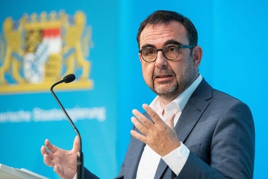 Bayerns Gesundheitsminister Klaus Holetschek (CSU) fordert die Stiko zum Handeln auf.