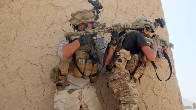Mitglieder der afghanischen Sicherheitskräfte während eines Kampfes gegen Anhänger der Taliban. Mitglieder der afghanischen Sicherheitskräfte während eines Kampfes gegen Anhänger der Taliban.
