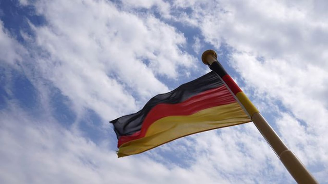 Die Bundesregierung will keine Deutschlandlagfgen an Schüler verteilen.