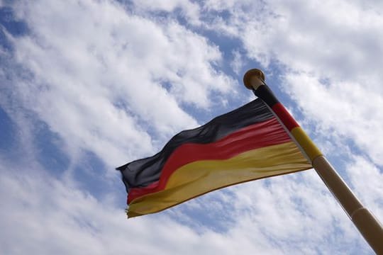 Die Bundesregierung will keine Deutschlandlagfgen an Schüler verteilen.