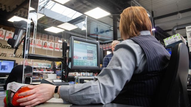 Laut einer Erhebung der Böckler-Stiftung sind Beschäftigte aus Verkaufsberufen nur zu 52 Prozent einmal genimpft. Laut einer Erhebung der Böckler-Stiftung sind Beschäftigte aus Verkaufsberufen nur zu 52 Prozent einmal genimpft.