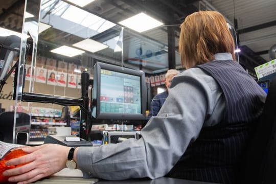 Laut einer Erhebung der Böckler-Stiftung sind Beschäftigte aus Verkaufsberufen nur zu 52 Prozent einmal genimpft.