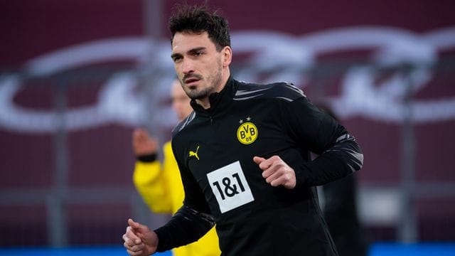 Dortmunds Mats Hummels wärmt sich vor einer Partie auf.