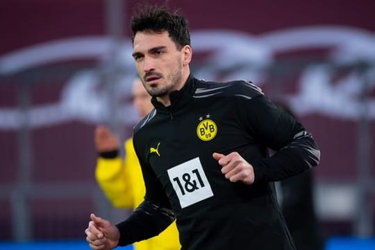Dortmunds Mats Hummels wärmt sich vor einer Partie auf.