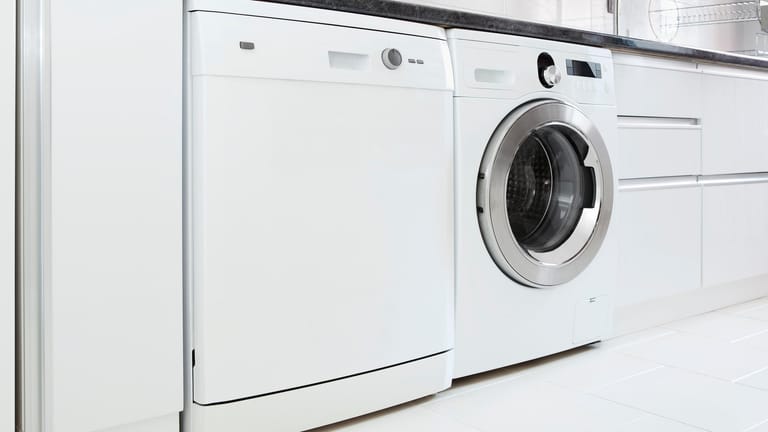 Haushaltsgeräte: Ein Bullauge, wie bei der Waschmaschine, fehlt beim Geschirrspüler.