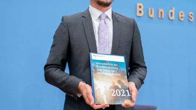 Ostbeauftragter Marco Wanderwitz stellt den Jahresbericht zum Stand der Einheit vor. Ostbeauftragter Marco Wanderwitz stellt den Jahresbericht zum Stand der Einheit vor.