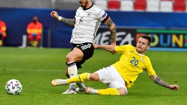 Wechselt zum FC Augsburg: Niklas Dorsch (l).