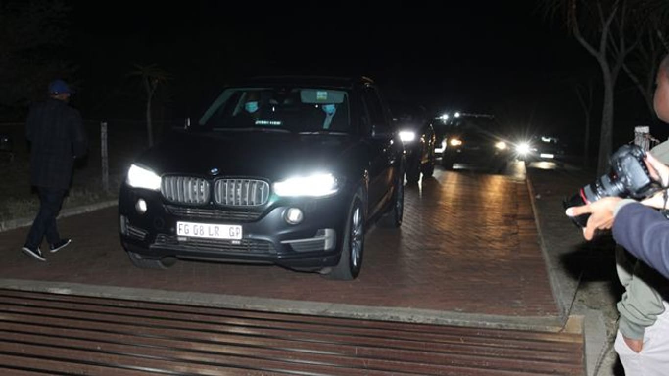 Ein Fahrzeugkonvoi, der den ehemaligen südafrikanischen Präsidenten Jacob Zuma transportiert, verlässt sein Haus.