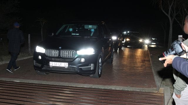 Ein Fahrzeugkonvoi, der den ehemaligen südafrikanischen Präsidenten Jacob Zuma transportiert, verlässt sein Haus. Ein Fahrzeugkonvoi, der den ehemaligen südafrikanischen Präsidenten Jacob Zuma transportiert, verlässt sein Haus.