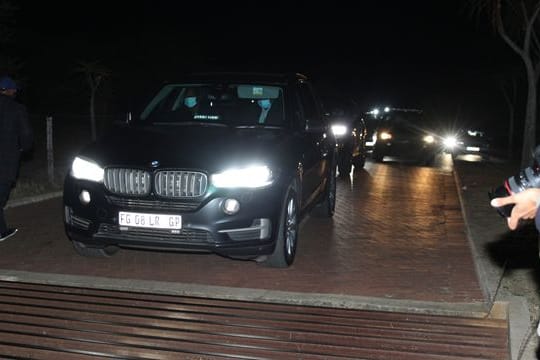 Ein Fahrzeugkonvoi, der den ehemaligen südafrikanischen Präsidenten Jacob Zuma transportiert, verlässt sein Haus.