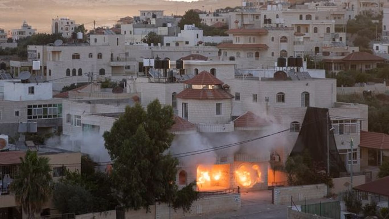Die israelische Armee zerstört das Haus eines mutmaßlichen palästinensischen Attentäters.