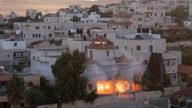 Die israelische Armee zerstört das Haus eines mutmaßlichen palästinensischen Attentäters. Die israelische Armee zerstört das Haus eines mutmaßlichen palästinensischen Attentäters.
