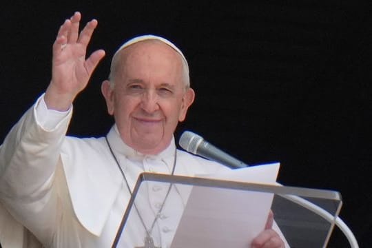 Papst Franziskus grüßt aus dem Fenster seines Ateliers mit Blick auf den Petersplatz.