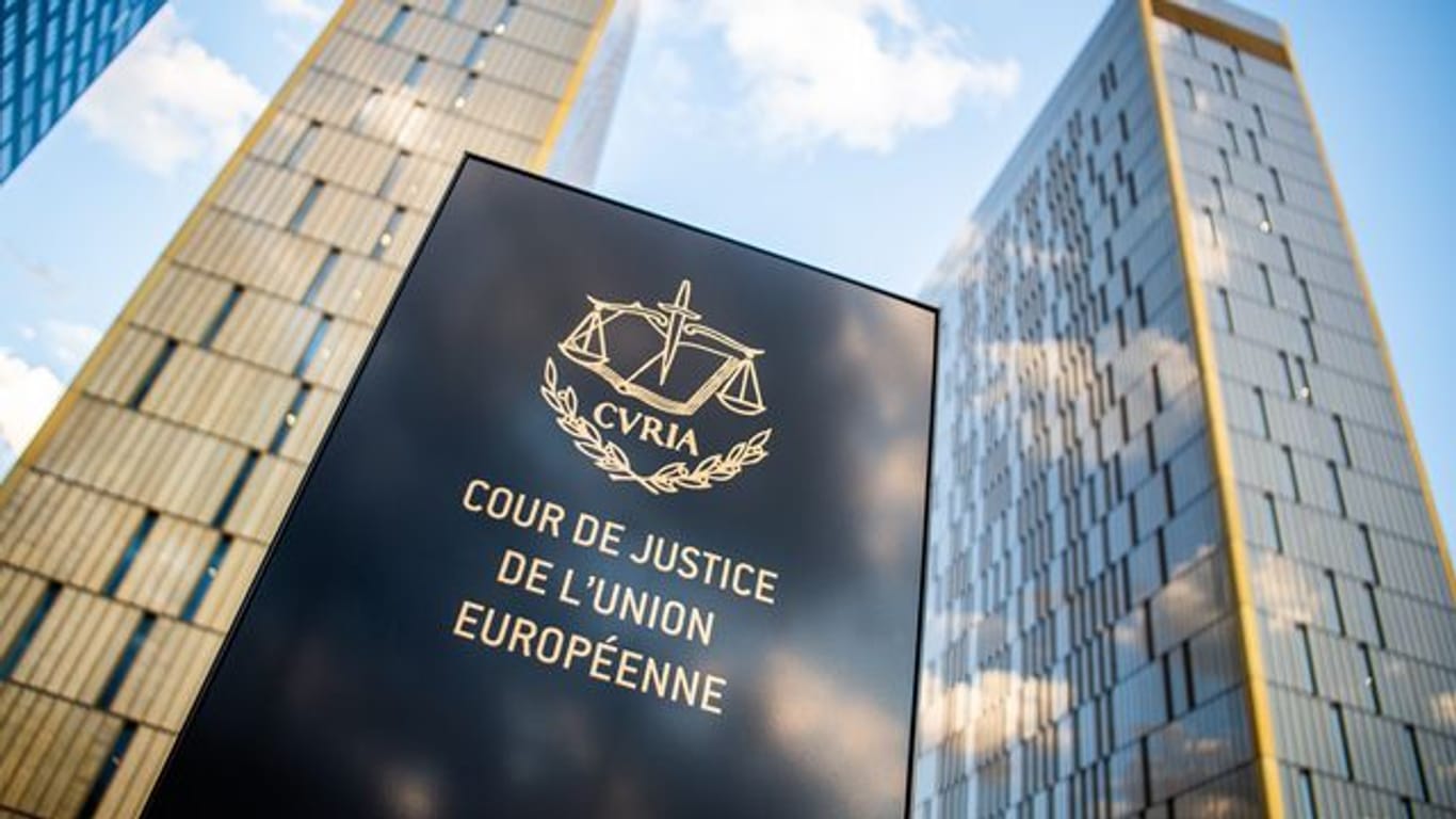 "Cour de Justice de l'union Européene" steht vor den Bürotürmen des Europäischen Gerichtshofs in Luxemburg.