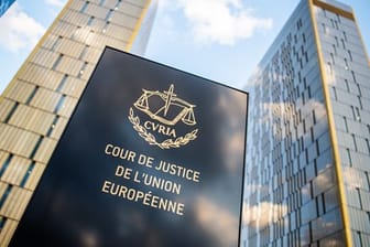 "Cour de Justice de l'union Européene" steht vor den Bürotürmen des Europäischen Gerichtshofs in Luxemburg.