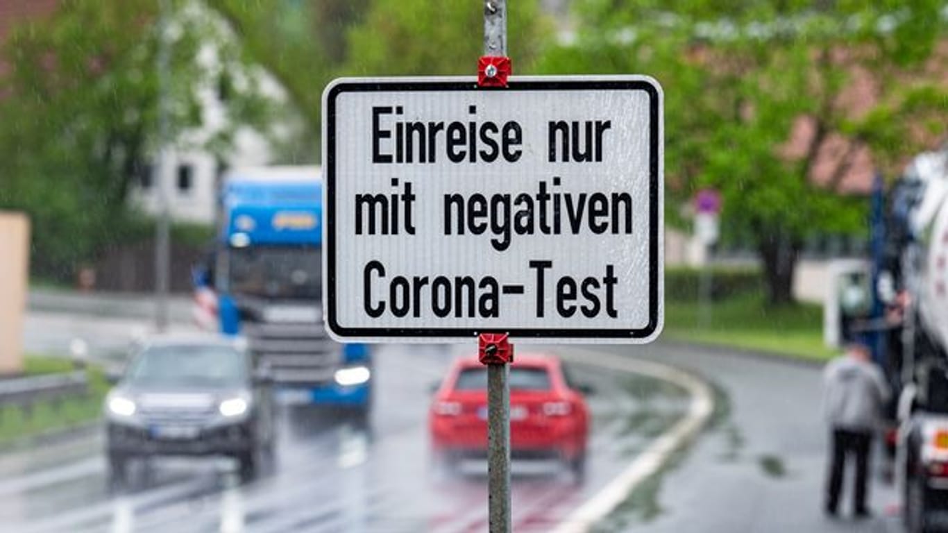 Ein Schild weist an der deutsch-tschechischen Grenze auf die Testpflicht hin.