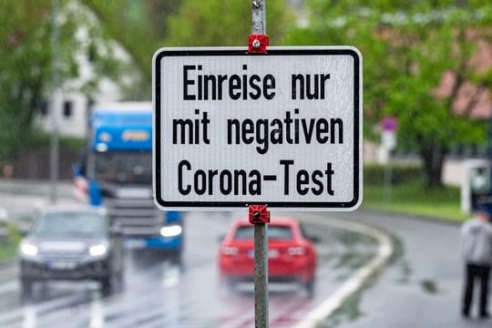 Ein Schild weist an der deutsch-tschechischen Grenze auf die Testpflicht hin.