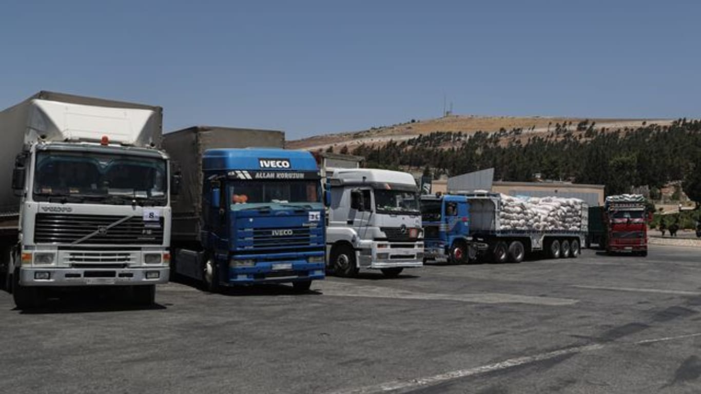 Lastwagen mit humanitärer Hilfe am türkisch-syrischen Grenzübergang Bab Al-Hawa.