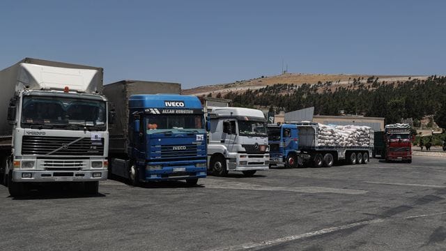 Lastwagen mit humanitärer Hilfe am türkisch-syrischen Grenzübergang Bab Al-Hawa. Lastwagen mit humanitärer Hilfe am türkisch-syrischen Grenzübergang Bab Al-Hawa.