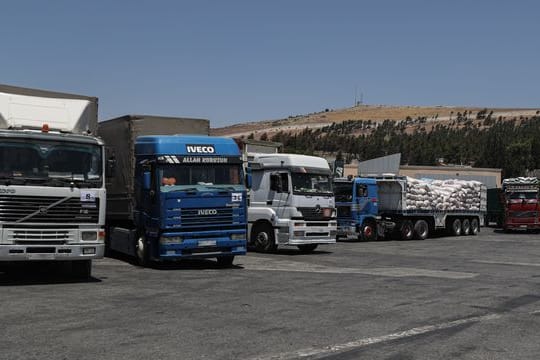 Lastwagen mit humanitärer Hilfe am türkisch-syrischen Grenzübergang Bab Al-Hawa.