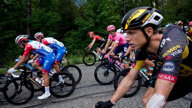 Tony Martin (r) musste die Tour nach mehreren schweren Stürzen beenden.