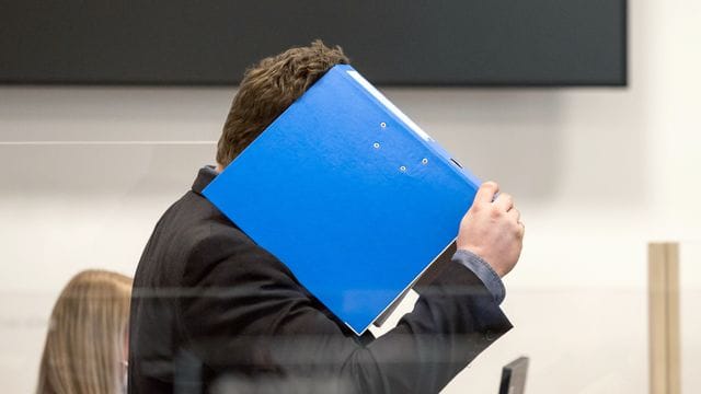 Ein wegen versuchten Mordes angeklagter Mann im Sitzungssaal im Strafjustizzentrum des Landgerichts Nürnberg-Fürth. Ein wegen versuchten Mordes angeklagter Mann im Sitzungssaal im Strafjustizzentrum des Landgerichts Nürnberg-Fürth.