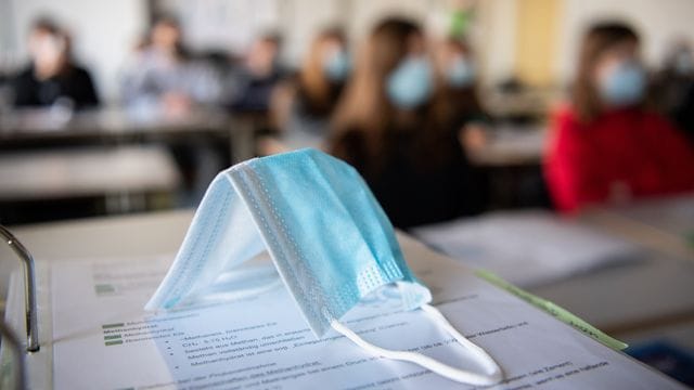 Die meisten Schüler wünschen sich, dass die Vermittlung von Schulstoff auch nach Corona weitgehend von den Lehrern in der Schule übernommen wird.