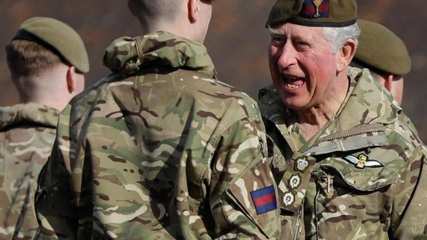 Prinz Charles spricht mit einem britischen Soldaten, der in Afghanistan im Einsatz war.