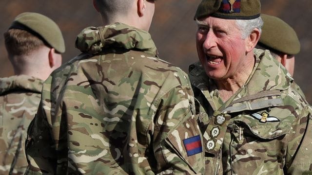 Prinz Charles spricht mit einem britischen Soldaten, der in Afghanistan im Einsatz war. Prinz Charles spricht mit einem britischen Soldaten, der in Afghanistan im Einsatz war.