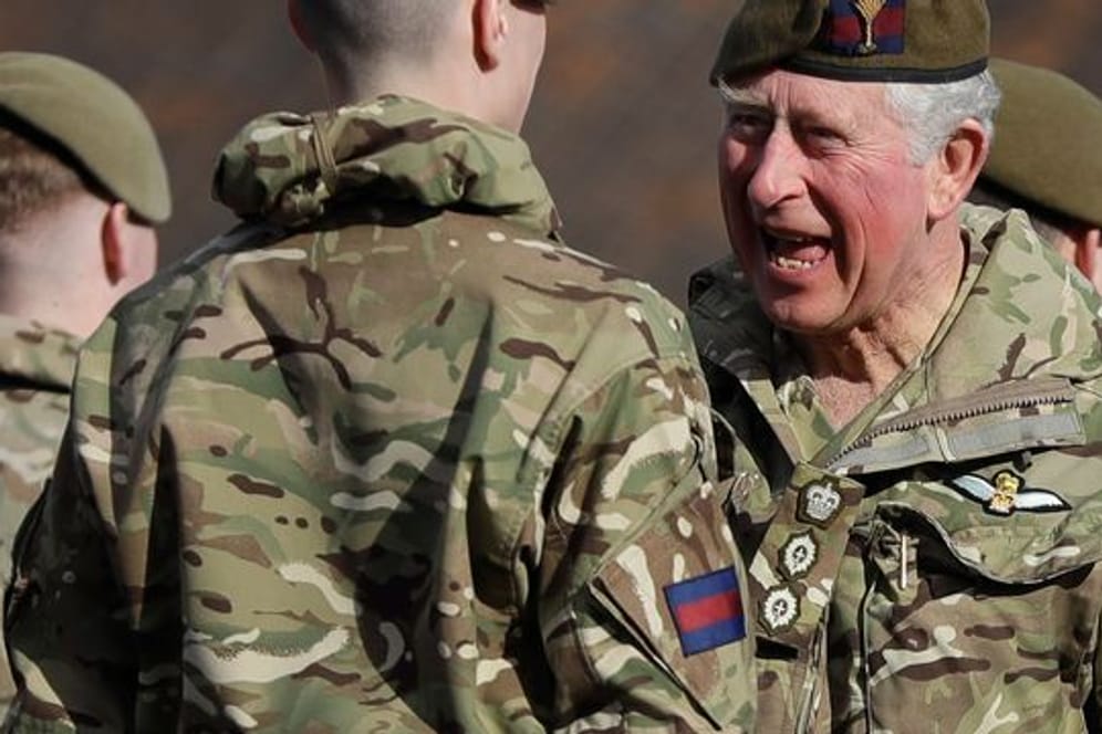 Prinz Charles spricht mit einem britischen Soldaten, der in Afghanistan im Einsatz war.