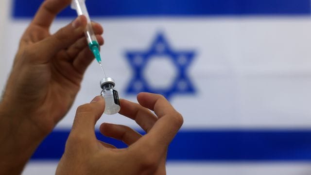 In Israel haben fast 5,7 Millionen der 9,3 Millionen Landesbewohner haben bereits eine erste Corona-Impfung erhalten. In Israel haben fast 5,7 Millionen der 9,3 Millionen Landesbewohner haben bereits eine erste Corona-Impfung erhalten.