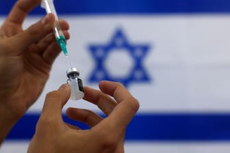 In Israel haben fast 5,7 Millionen der 9,3 Millionen Landesbewohner haben bereits eine erste Corona-Impfung erhalten.
